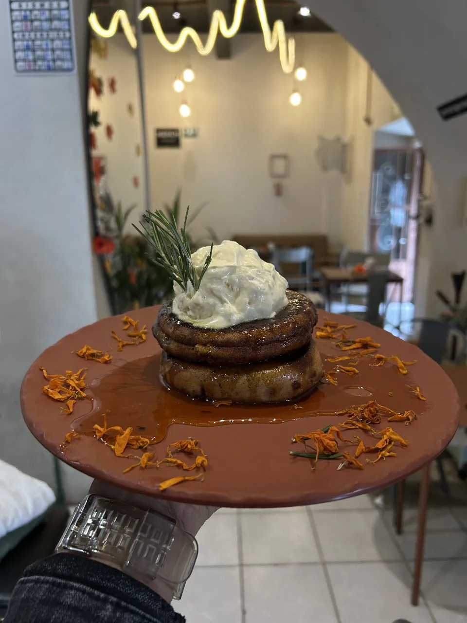  - Fluflly de calabaza: un esponjoso pan con la dulzura natural del camote y la calabaza, coronado con un helado cremoso de calabaza y pepita tostada